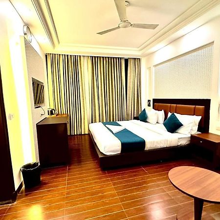 Hotel The Imperio New Delhi Exterior photo